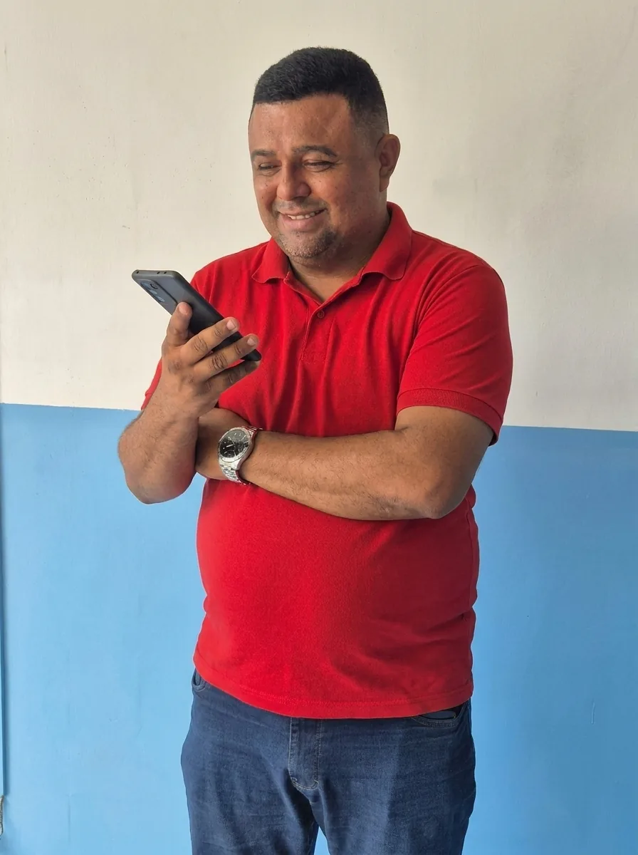 Diego atendendo um cliente pelo WhatsApp no escritório em Salvador